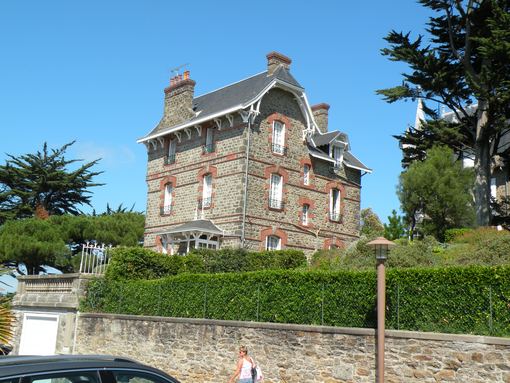  villa ancienne, rue des bains